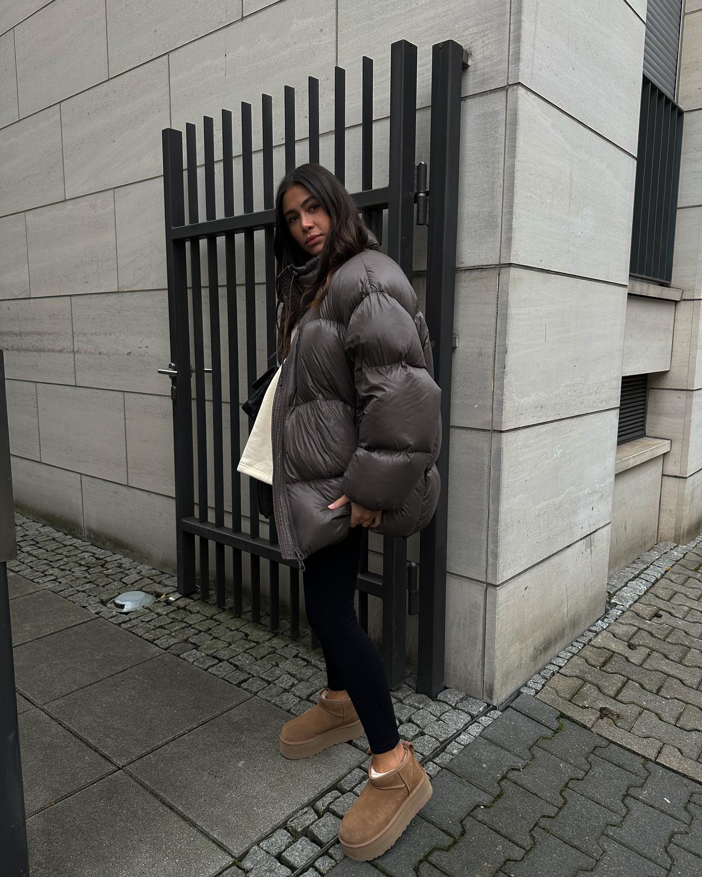 Casual winter leggings outfit with oversized gray puffer jacket and brown platform mini boots