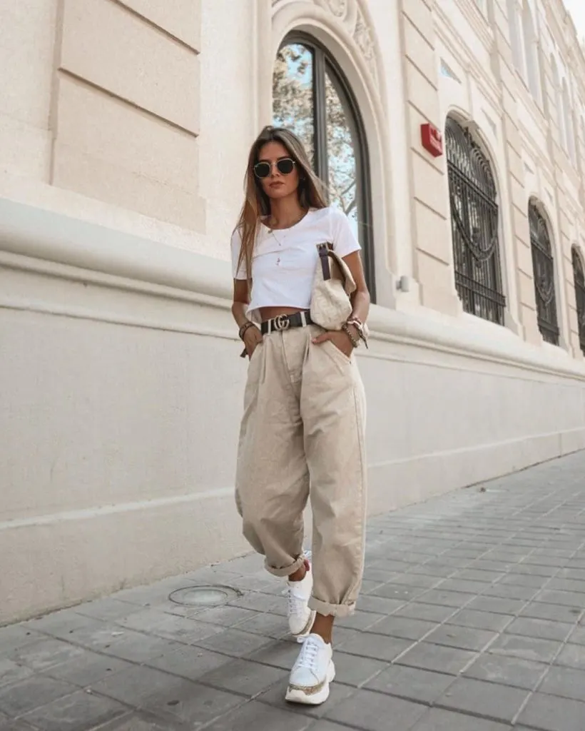 How to Wear Pleated Jeans basic white tee