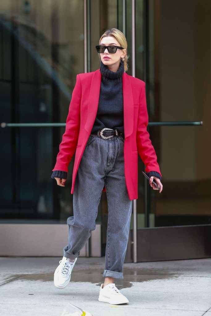 How to Wear Pleated Jeans with sweater and red blazer