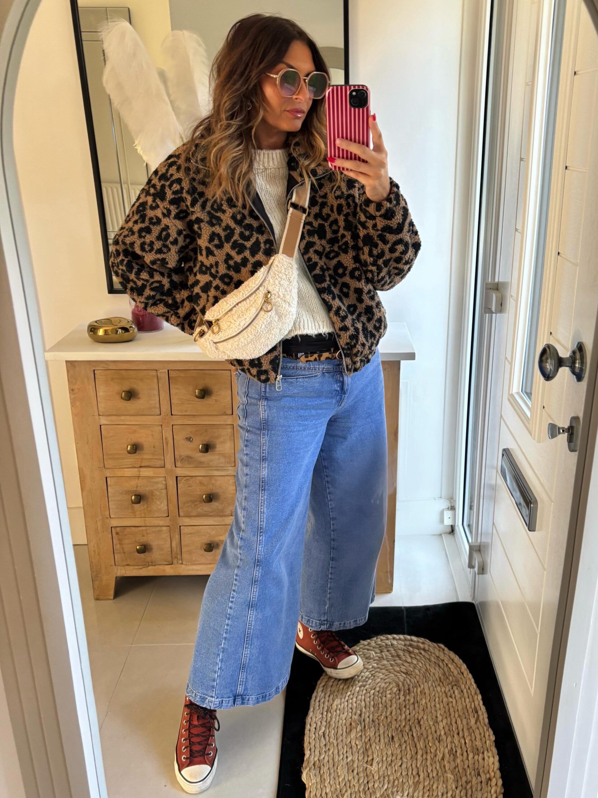 Casual fall jeans outfit with leopard jacket, wide-leg jeans and white sneakers